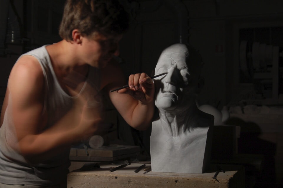 François Chaillou sculptant parce que je suis fou Assise, Italie,2016